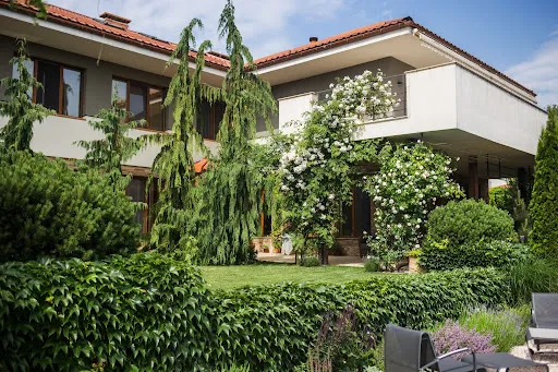 Courtyard & Landscaped Garden